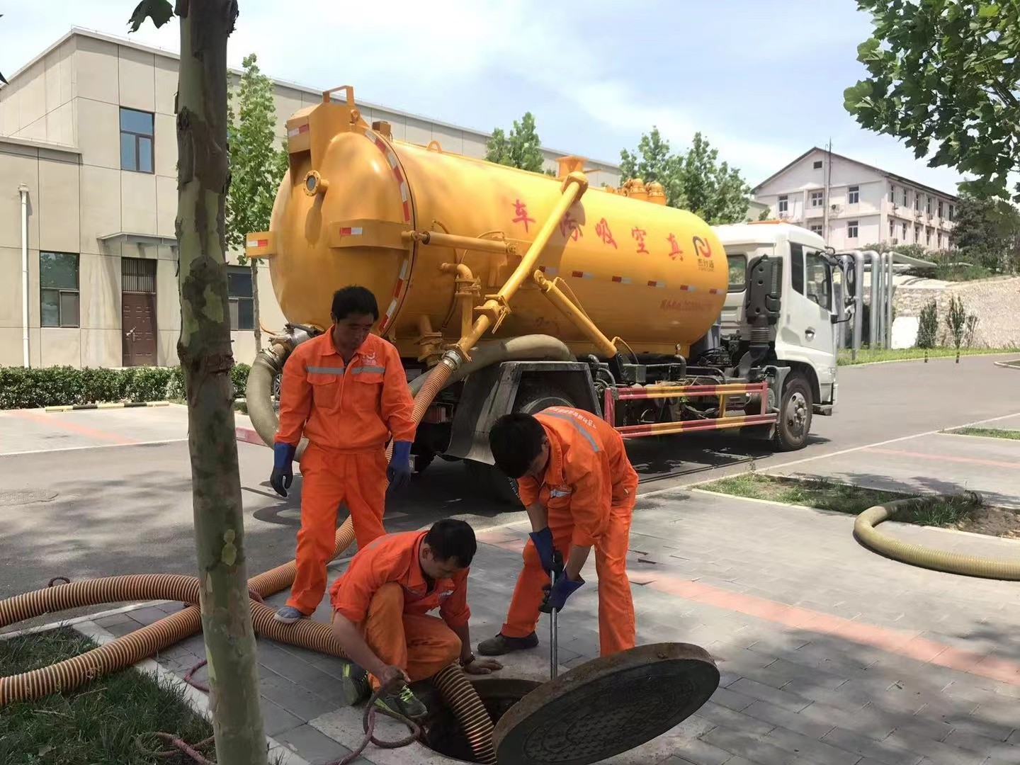 万荣化粪池清理与5-8吨吸粪车施工效率分析